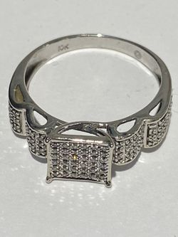 Beautiful 10k White Gold Ladies Diamond Ring Size 7