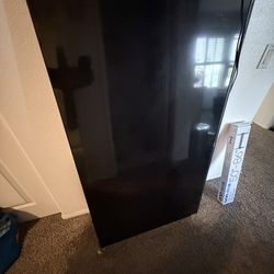 58 inch Hisense  ROKU smart TV /with wall mount
