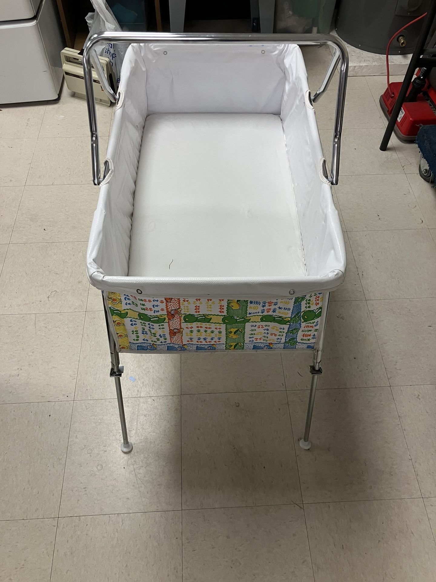 Vintage 1960’s portable crib