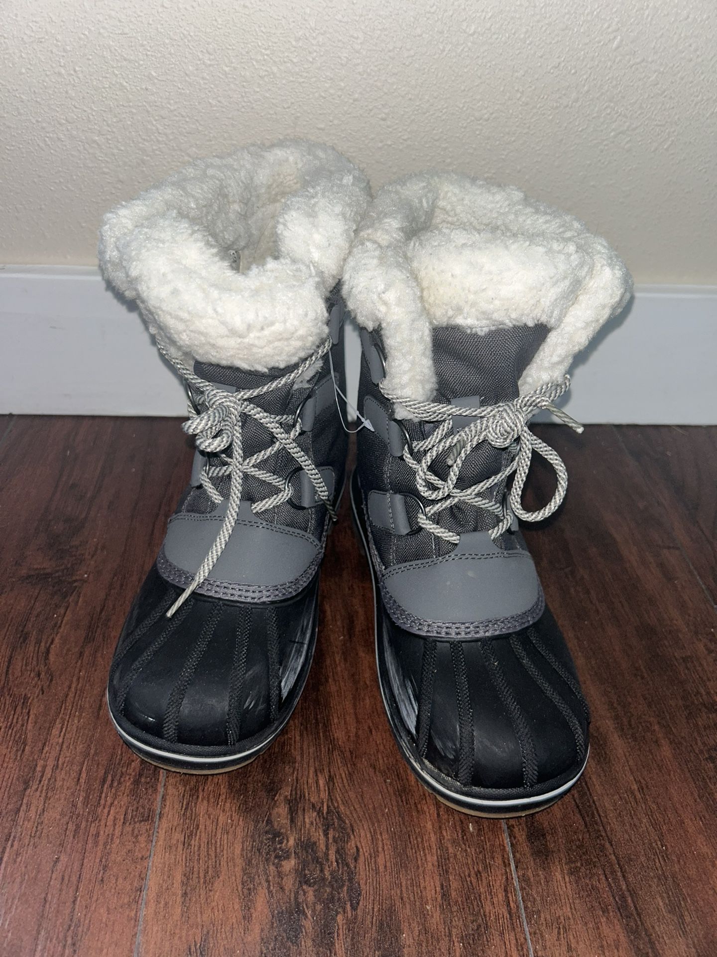   4 size Snow boots ( run big  ) 