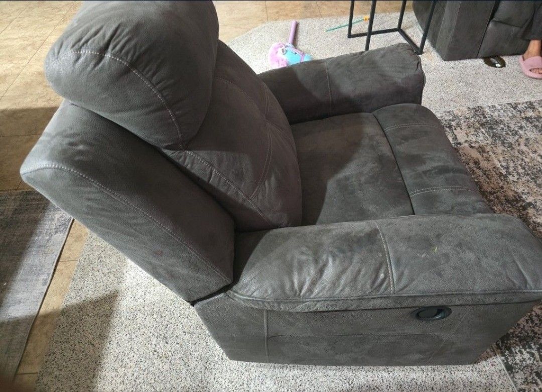Comfy Gray Recliner Chair – Great Condition, Slight Recline Issue
