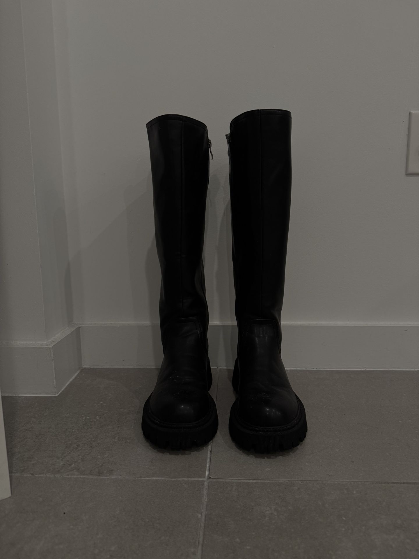 Women Black High Knee Boots/Size 8