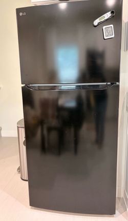 LG 20 Cu. Ft. Top Freezer Refrigerator – Black – Excellent Condition