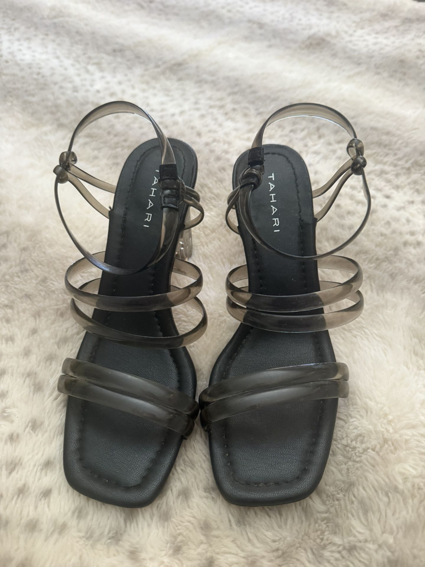TAHARI HEELS