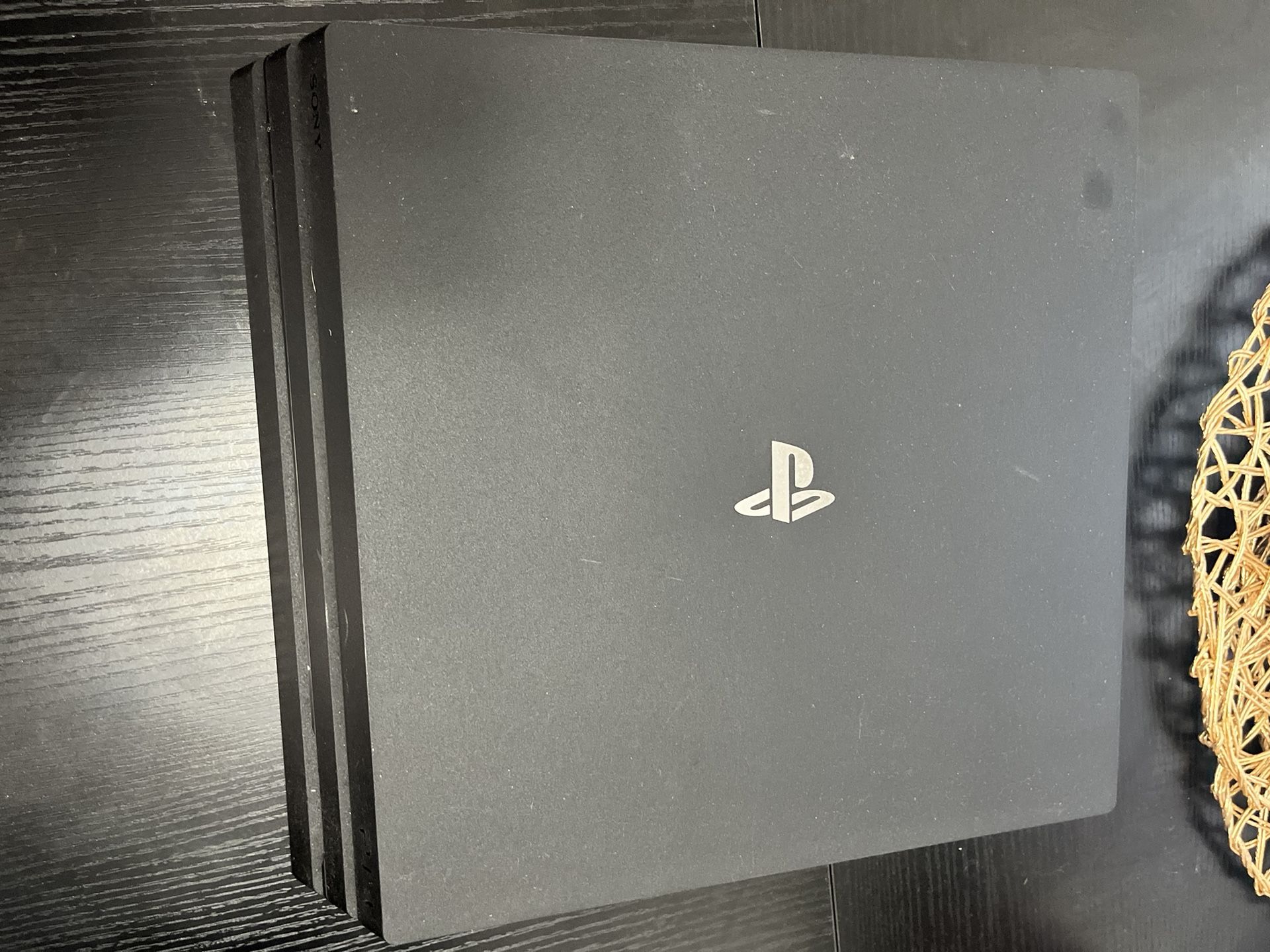 ps4 pro 1tb, 2 games & 2 controls