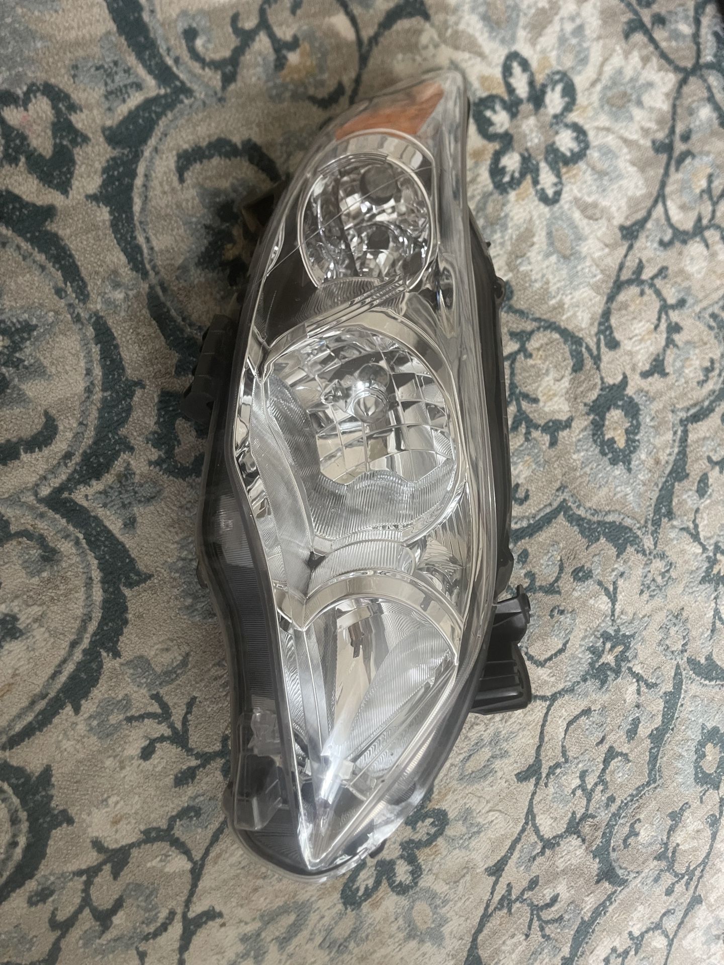 2013 Toyota Corolla LE headlight Passenger Side And Driver Side
