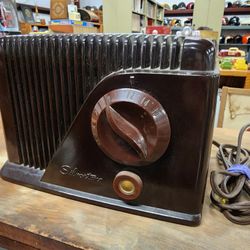 Silvertone Vintage Brown Table Top AM Radio