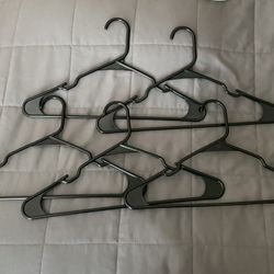 5pk Plastic Hangers Black