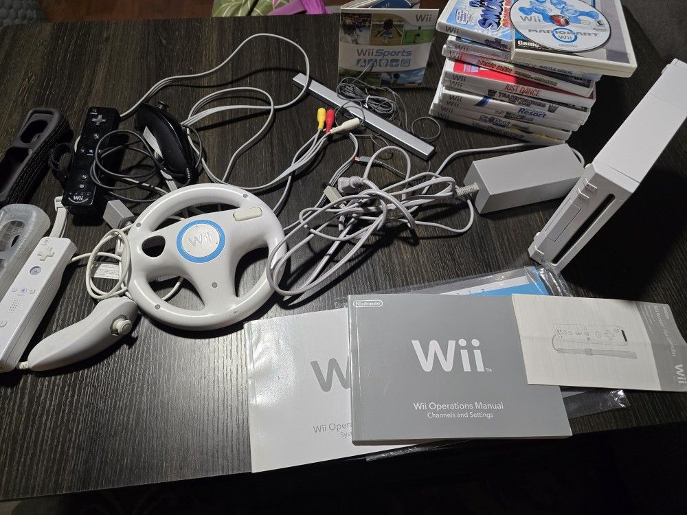 Original Wii NES Nintendo, new driver, 2 remotes, 2 Nunchucks. 11 Fanes Mario Kart