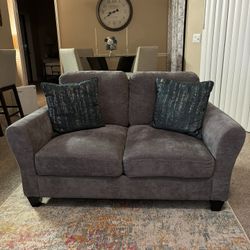 Loveseat with USB plug and 2 accent pillows