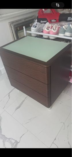 2 mesitas de noche como nueva 100