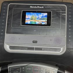 NordicTrack Treadmill with Scenic Display Console – Excellent Condition