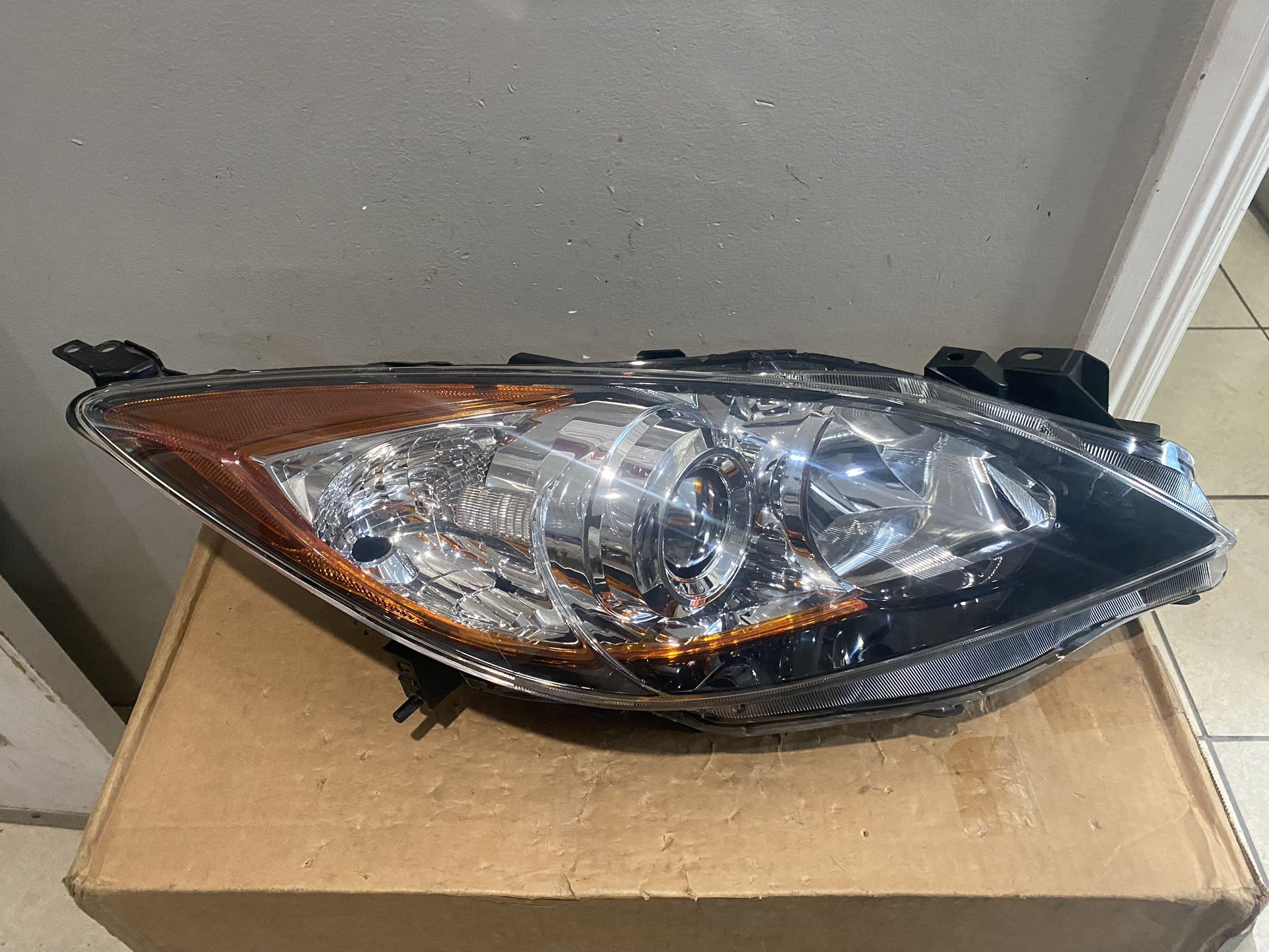 2010-2011-2012 Mazda3   Right Headlight
