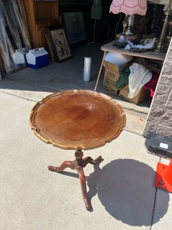 Ethan Allen Round Pie-Crust Tilt-Top Table