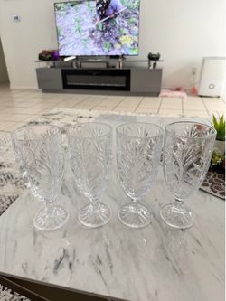 4 Drinking Glasses with Leaf Pattern