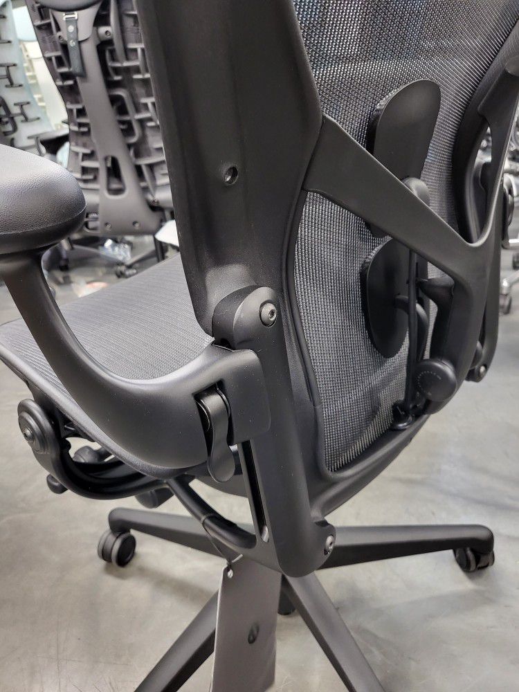 BRAND NEW HERMAN MILLER REMASTERED AERON SIZE B ONYX COLOR POSTURE-FIT SL