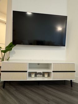 Modern TV Stand / Entertainment Center – Like New!