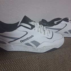 Man's Shoes Sneakers  Size 9.5. REEBOK