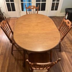 Oval & Round Extendable Dining Table & Chairs