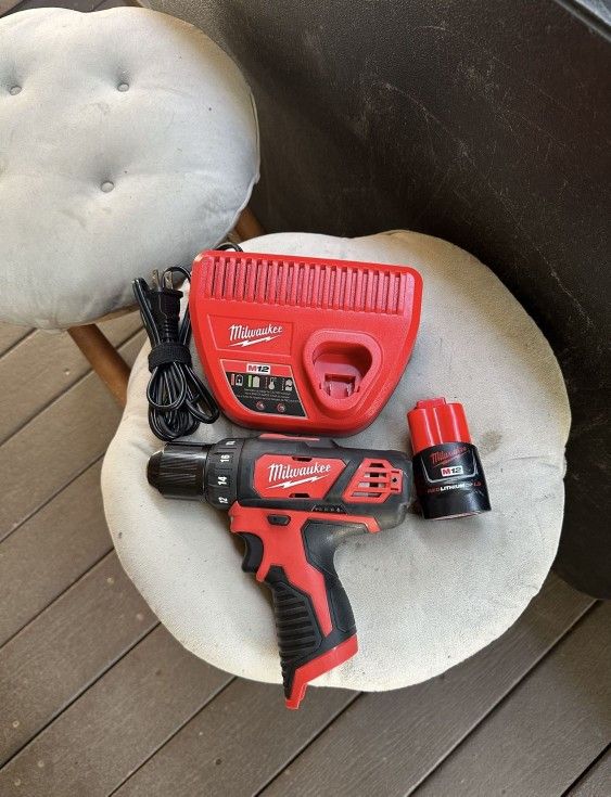 Milwaukee M12 Drill Driver Kit (+Battery &Charger)