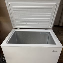 Midea 7.0 Cu. Ft. Chest Freezer (MRC070S0AWW) - White