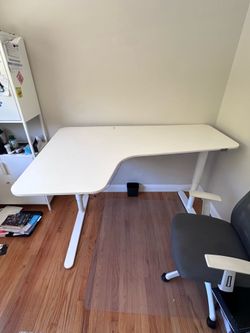 Adjustable standing desk
