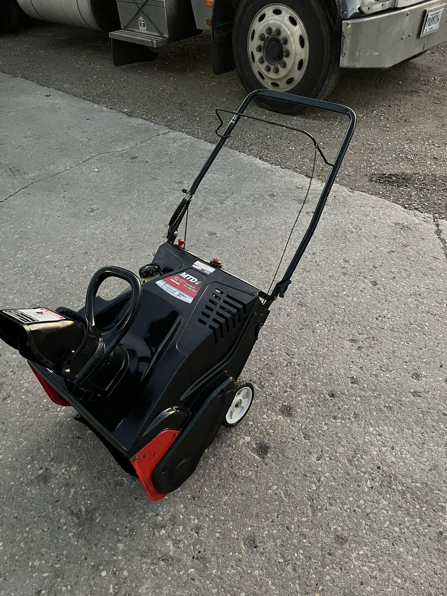 For sale a MTD snow blower.21 inch wide,4cycle https://offerup.com/redirect/?o=bW90b3IuaXQ= is in good working condition.