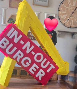 In n Out Pin̈ata