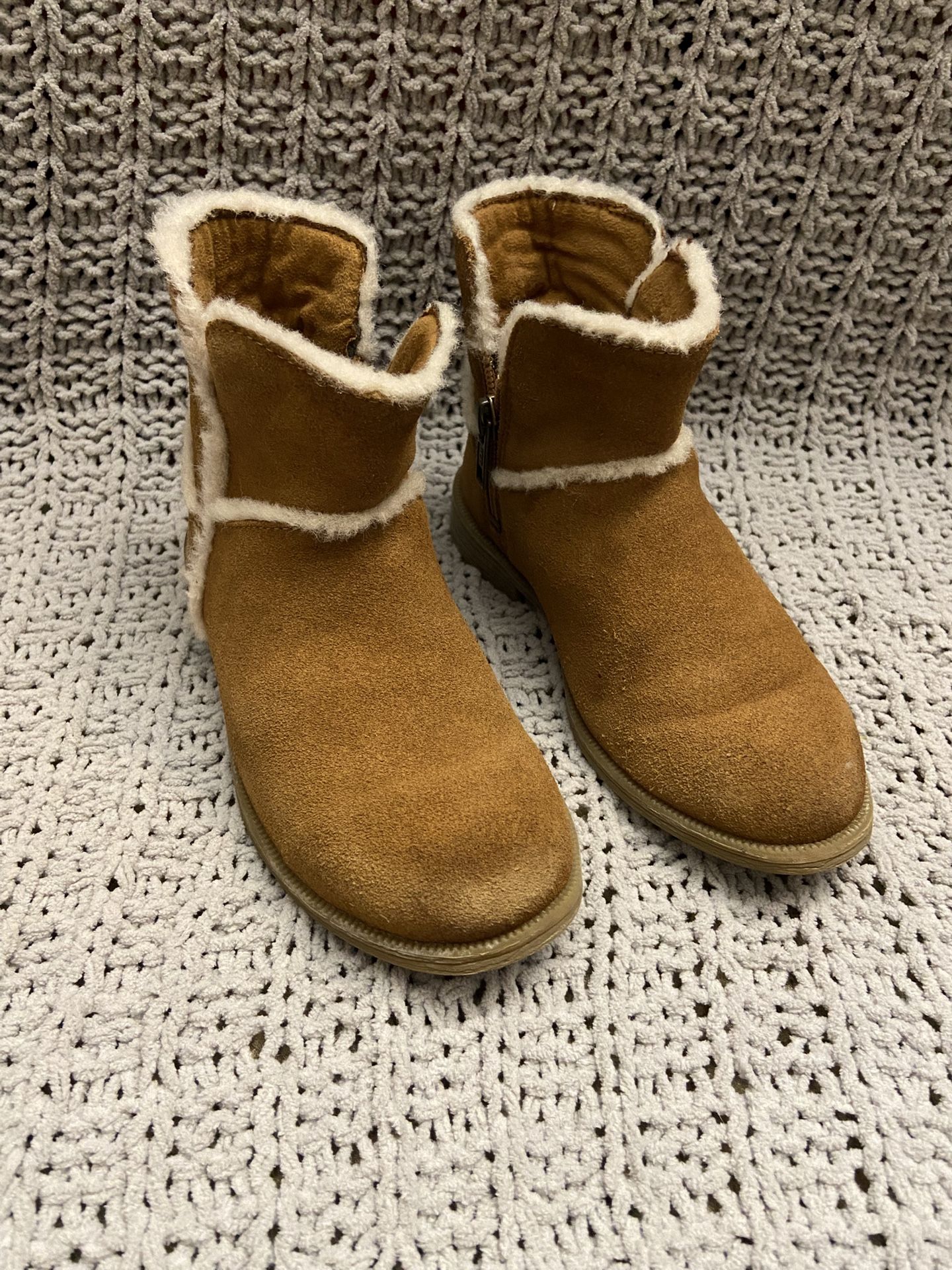 Girl’s UGG Size 11