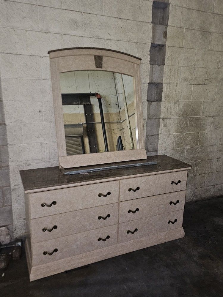 Dresser/mirror 