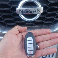 Car Keys And Remotes  / Llaves De Carro Y Controlles 