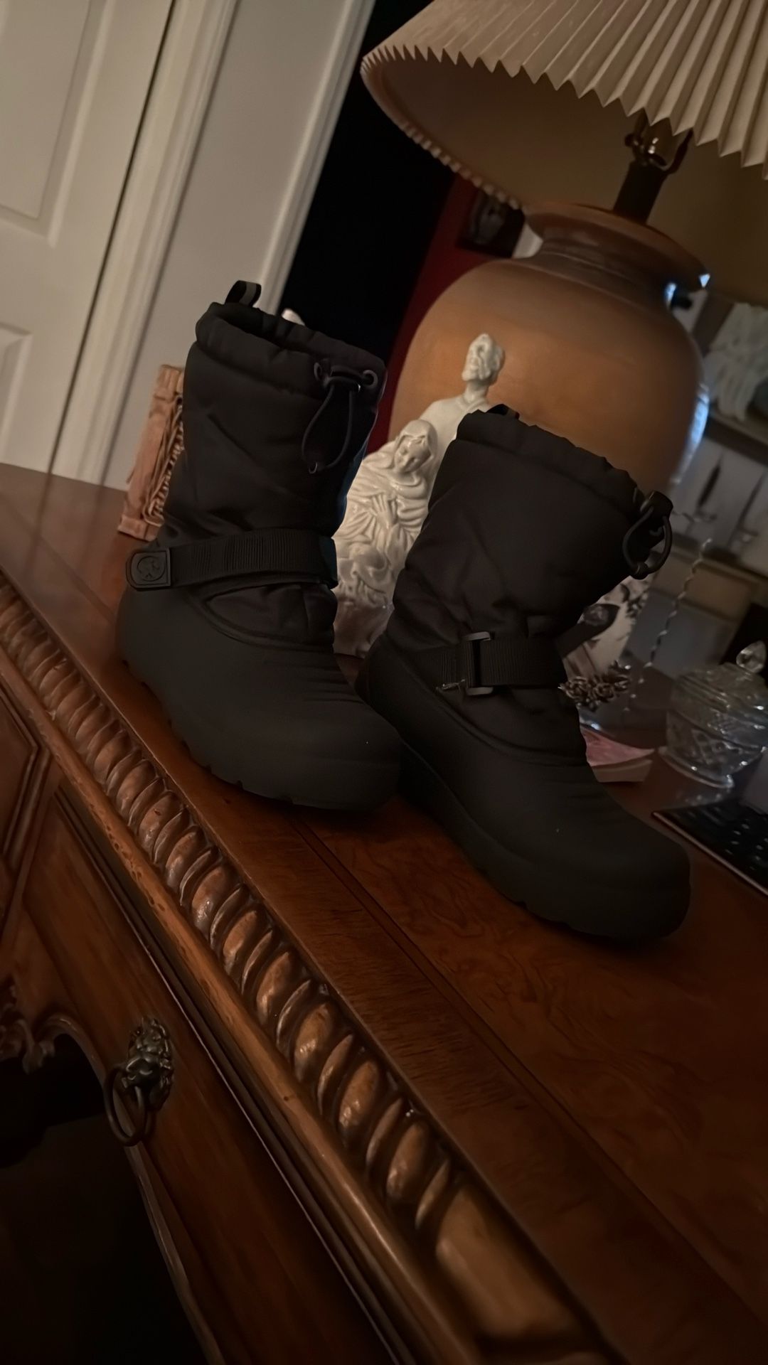 Girls / Boys Black Snow Boots ( Size 4)