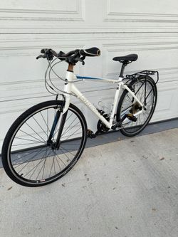 Giant Hybrid Size Medium Wheels 700cc Speeds 21 with book rack