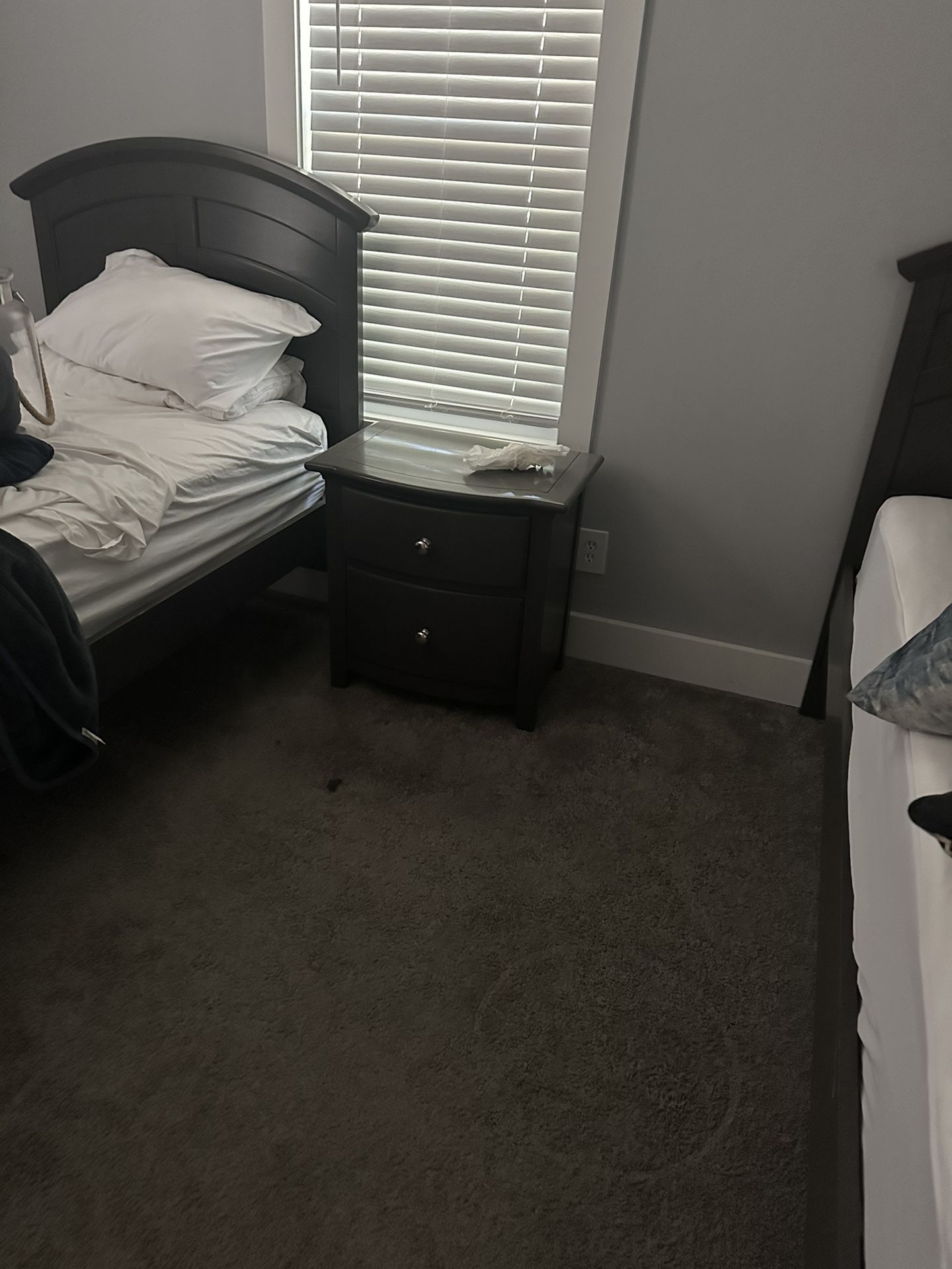 2 Twin Beds With Nightstand And Mattress