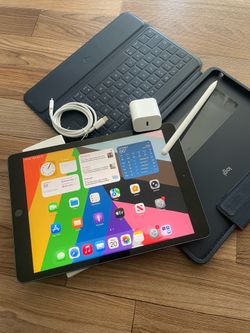 Apple iPad 8th Generation 32GB (Latest iOS 26) Logitech Keyboard case , Pencil & charger