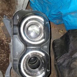 Challenger 2015 Head Lights