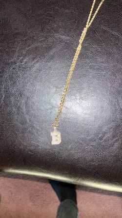 Gold chain with diamond pendant