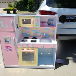 Classic Deluxe Big & Bright Play Kitchen from Kid