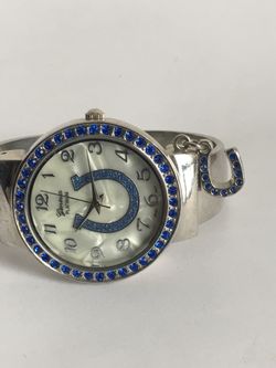 BEAUTIFUL LADIES SILVER TONE BANGLE WATCH