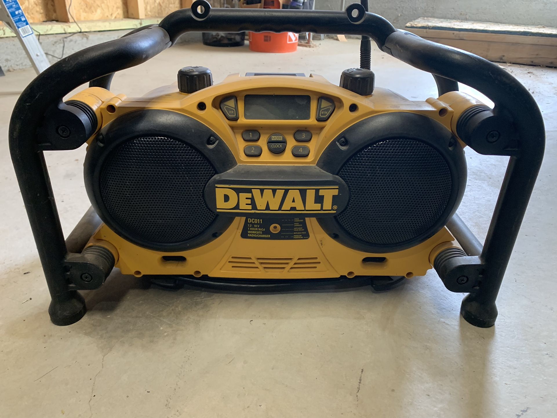 Dewalt job site radio