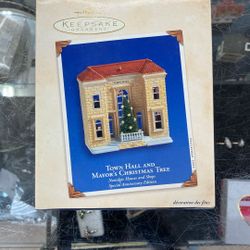 Hallmark 2003 Keepsake Town Hall And Mayor’s Christmas Tree