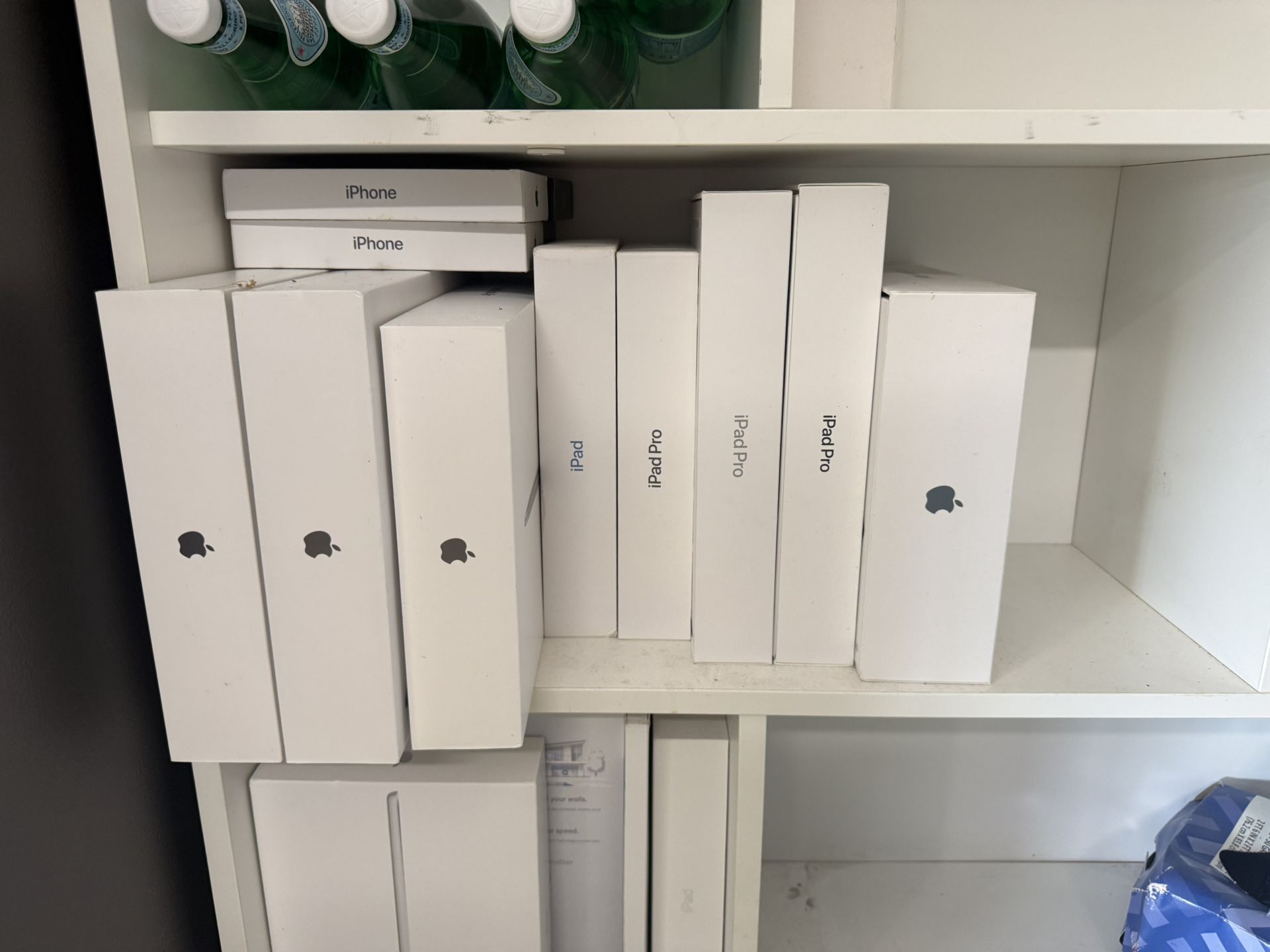 MacBook,iPad IPhone Boxes Empty 