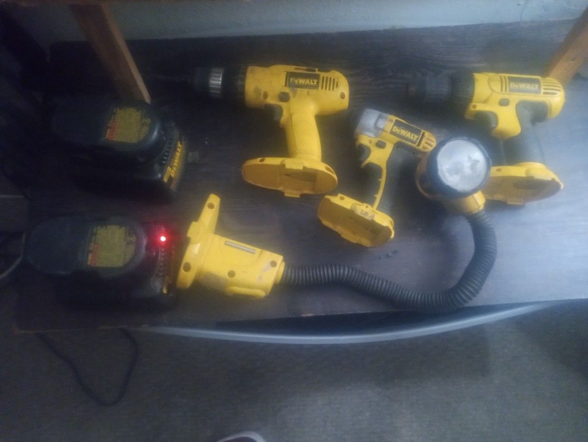 3 Cordless Dewalt Drills, 2 Batteries/ 2 Chargers & Light 