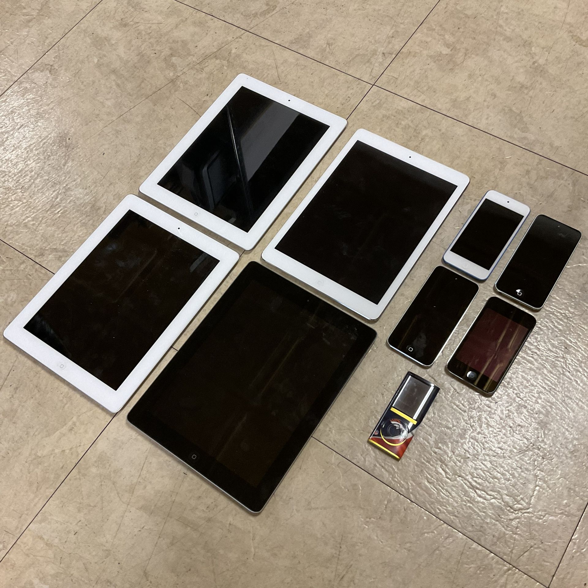 Apple Products For Parts iPads & iPods Read Description