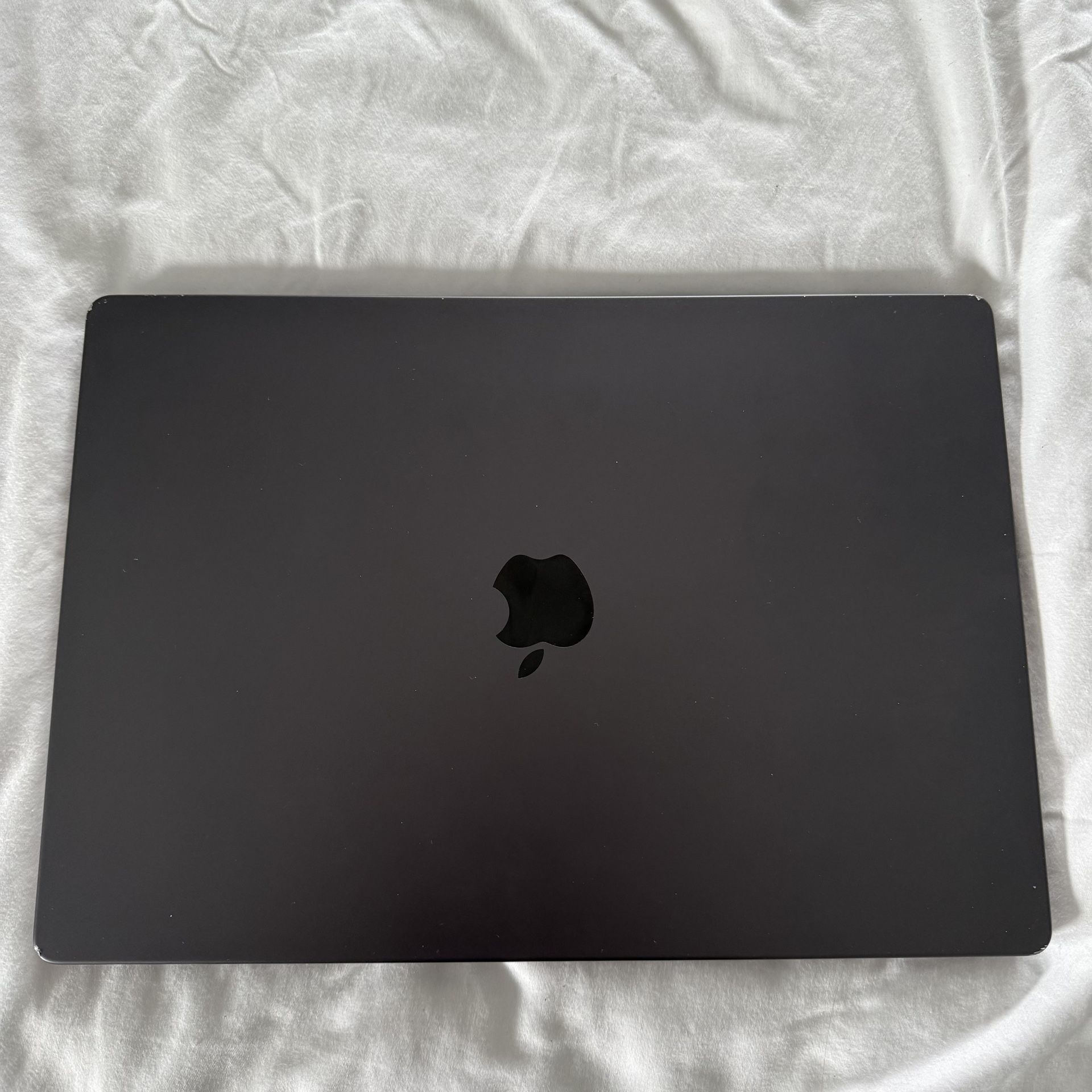 Apple - MacBook Pro 16" Laptop - M3 Max chip Built for Apple Intelligence - 36GB Memory - 30-core GPU - 1TB SSD - Space Black