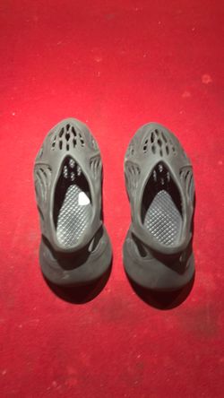 YEEZY foam runners size 11