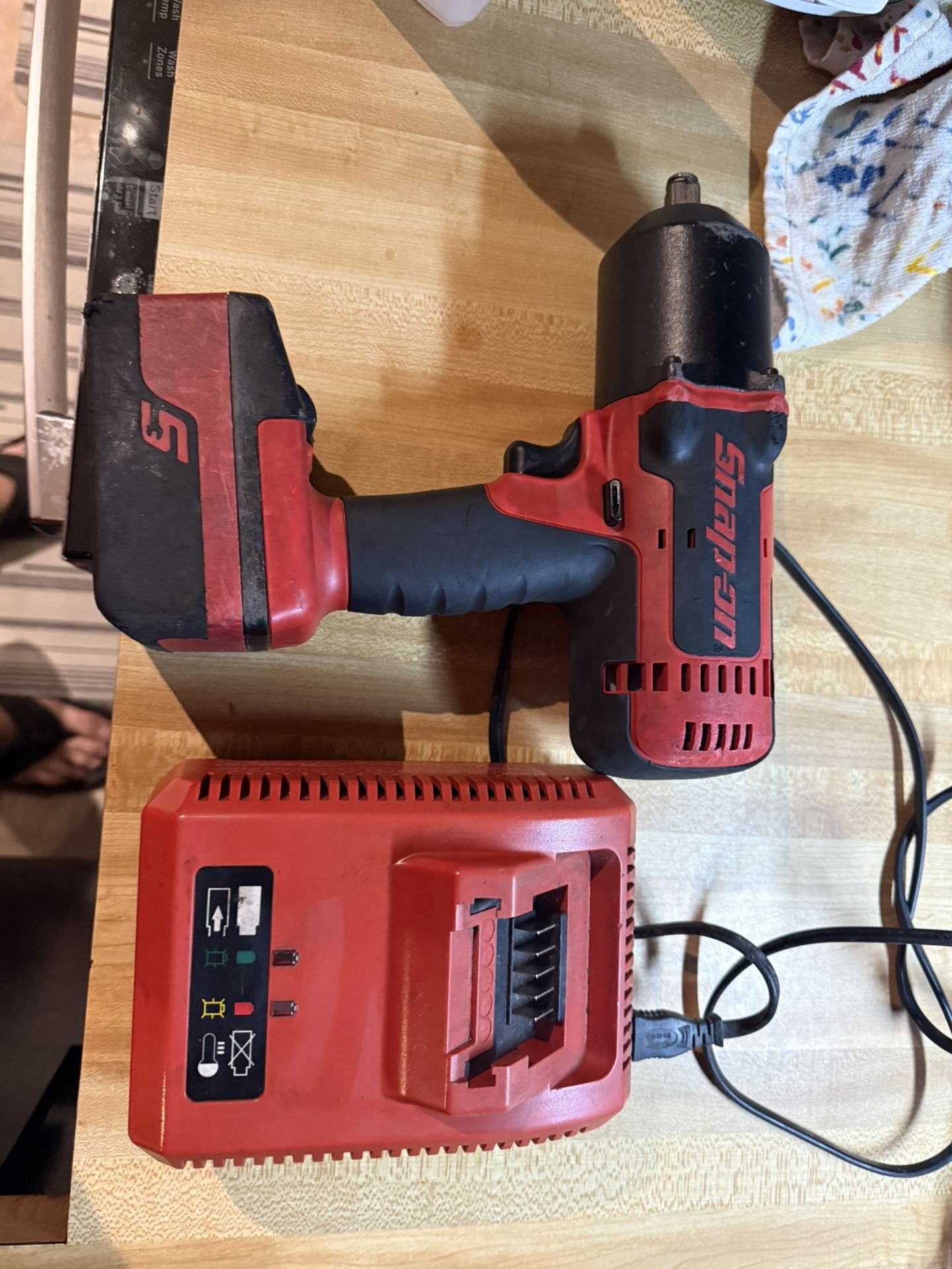 Snap on 1/2” impact wrench with (1) batt and charger works great $400 in n Lakeland