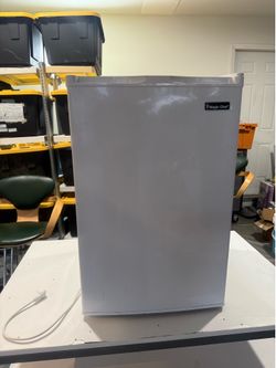 Magic Chef Compact Upright Freezer MCUF3W2 – Clean & Works Great