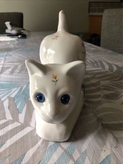 Vtg White Ceramic Cat Laying Down With Floral print And Glass Eyes - 10” Long