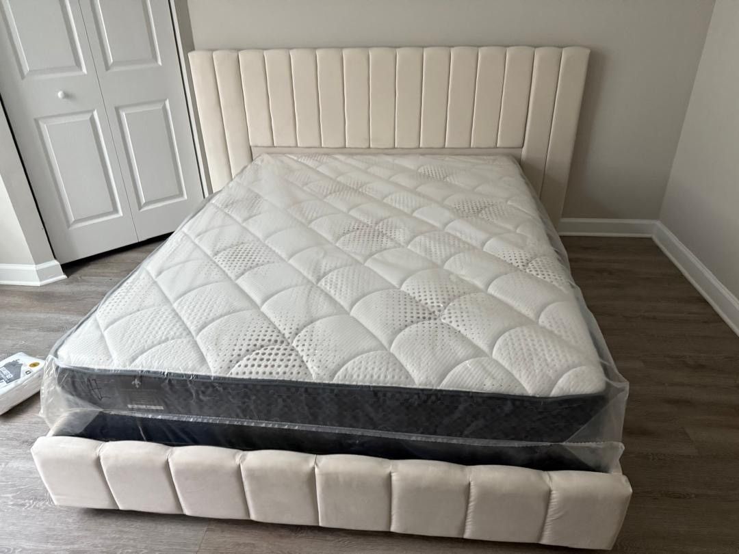 NEW MATTRESS QUEEN SIZE PLUSH WITH BOX SPRING